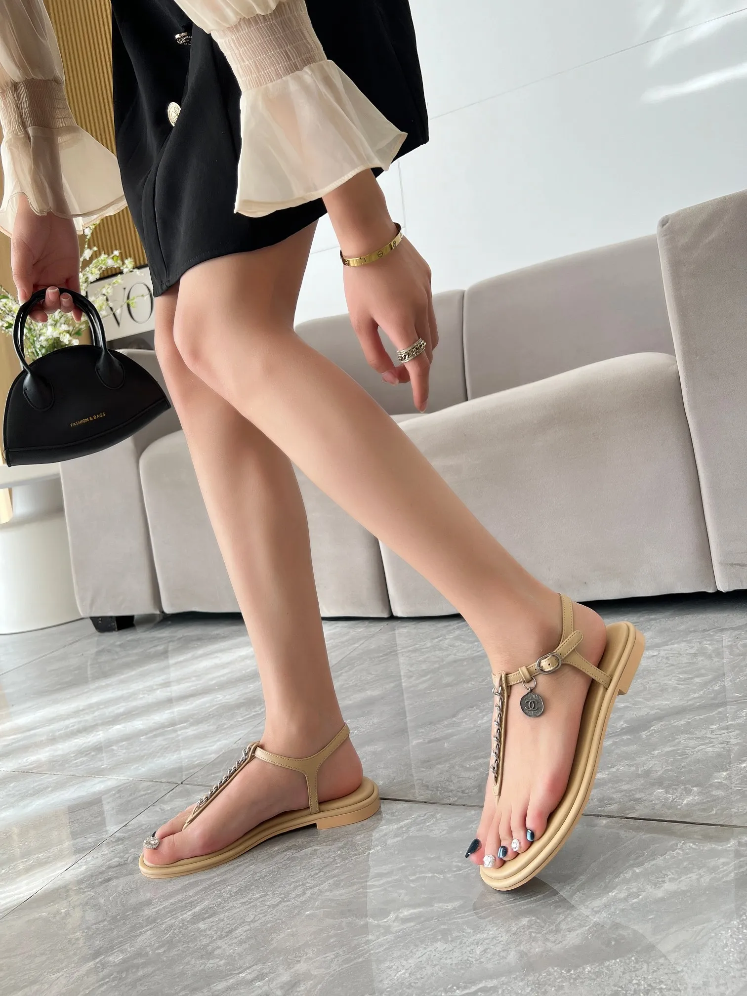 👟👟Ex-factory price 440👟👟 Genuine leather sole +40 CHANEL2025 Xiaoxiang new classic flip-up sandals👡 👄Original 1:1 molded logo🧡Exudes lasting charm Xiaoxiang sandals👡Vivid intellectual elegance👥Brings out the unique beauty of women👩‍🦰 Fabric: Sheepskin Lining: Imported sheepskin , Outsole: rubber outsole (leather outsole) Color: black/apricot/white, code number: 35-40 (41-41 customization is non-returnable and non-exchangeable): leather outsole, rubber sole
